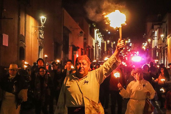 Disfrutan Cientos El Tradicional Desfile De Las Antorchas En San Miguel