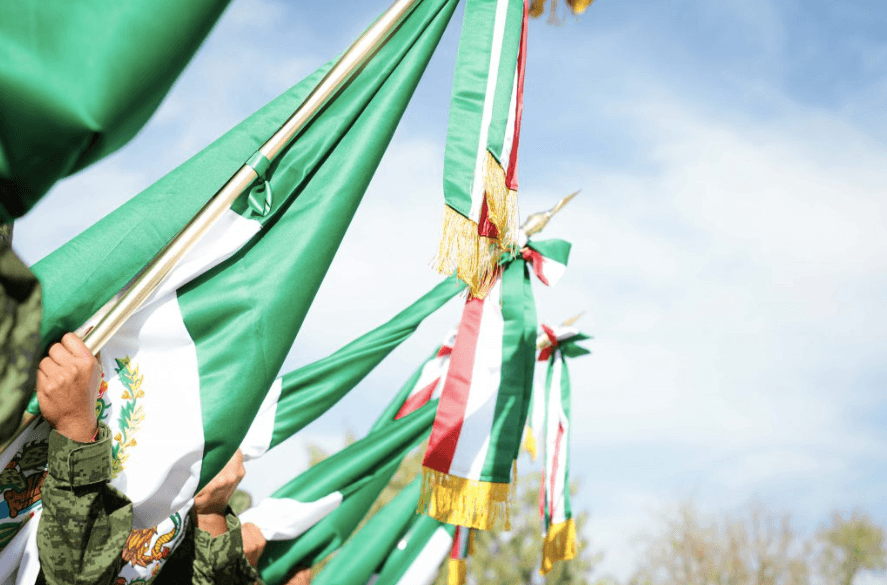 Ningún símbolo representa más la unidad de mexicanos que su bandera ...