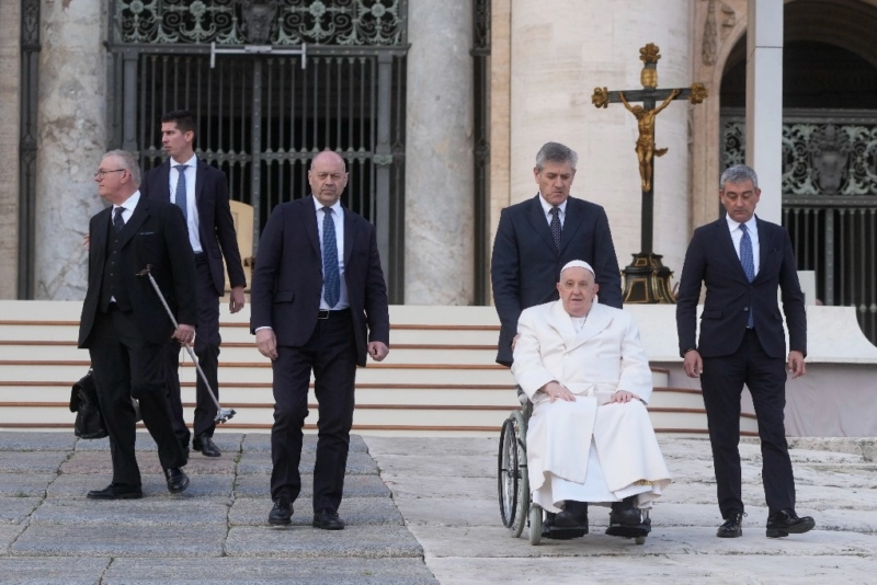 Pope Francis once again demonstrates mobility and flu issues