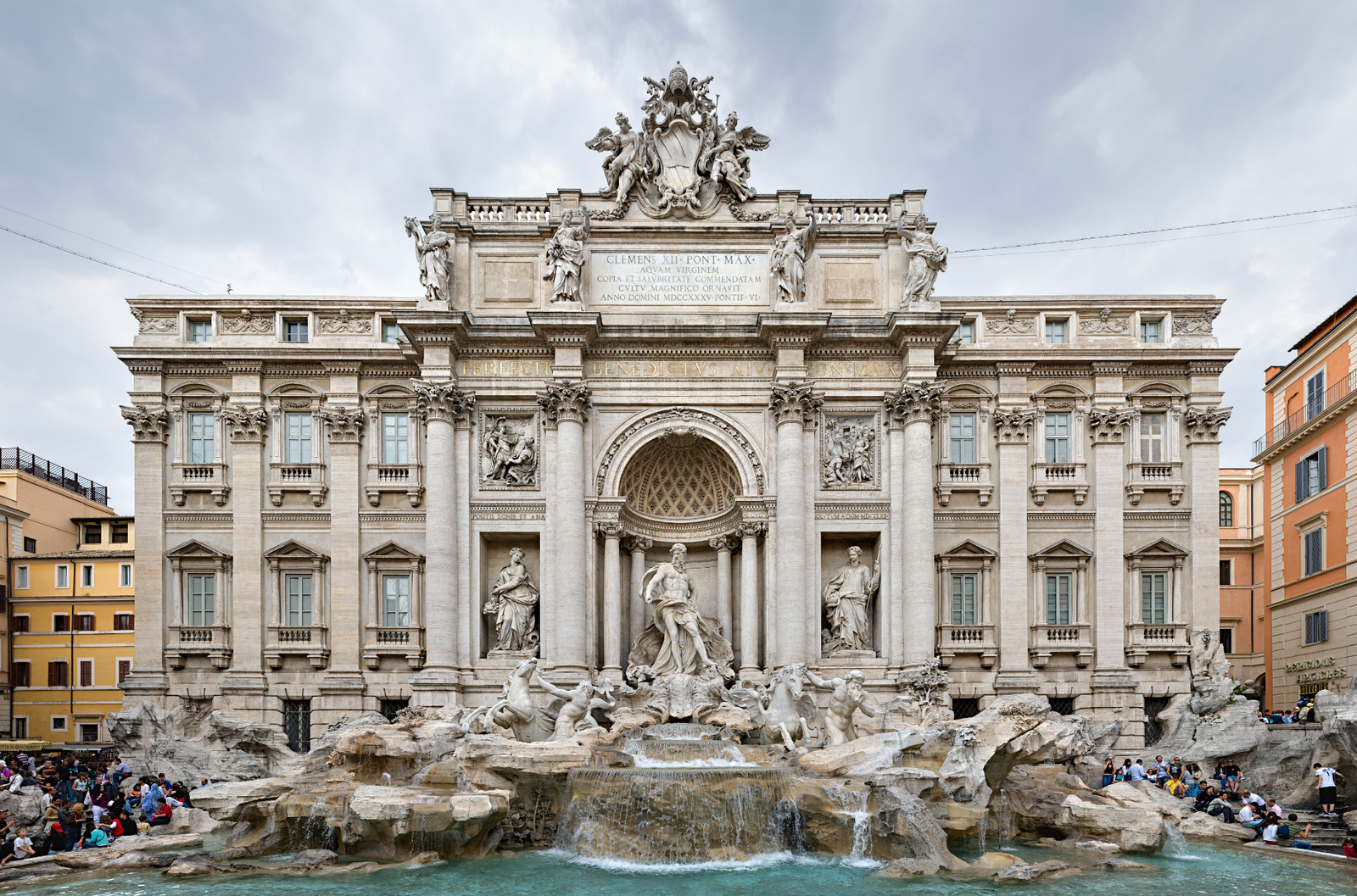 Fontana di Trevi turistas la visitan con afluencia.