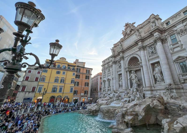 Fontana di trevi con tarifa para los turistas.