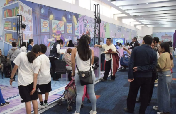 oferta cultural en la Feria de León 2026 incluye compra de libros y clásicos