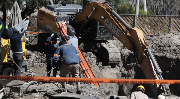 Cuadrillas atendiendo fuga de agua en la ciudad