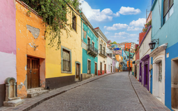 movilidad en guanajuato con rampa peatonal bloqueada en banqueta