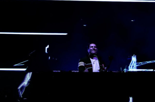 escenario del foro mazda durante presentación de tiësto en león