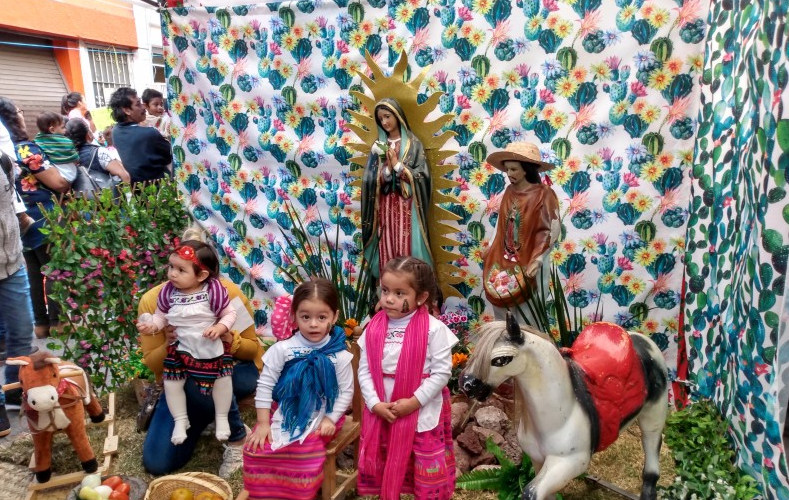 Niñas y niños vestidos como Juan Dieguitos en el Día de los Inditos León