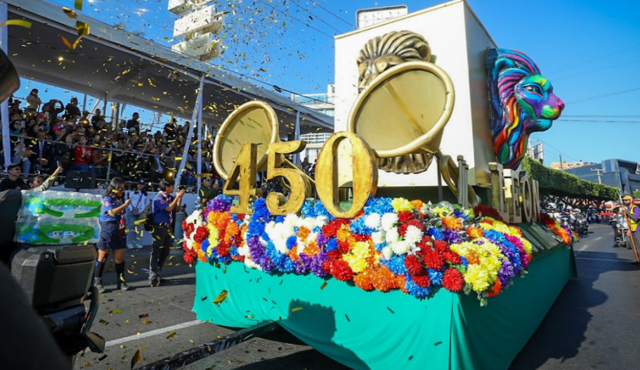 Carros alegóricos durante el desfile 450 años de León con celebración histórica en las calles