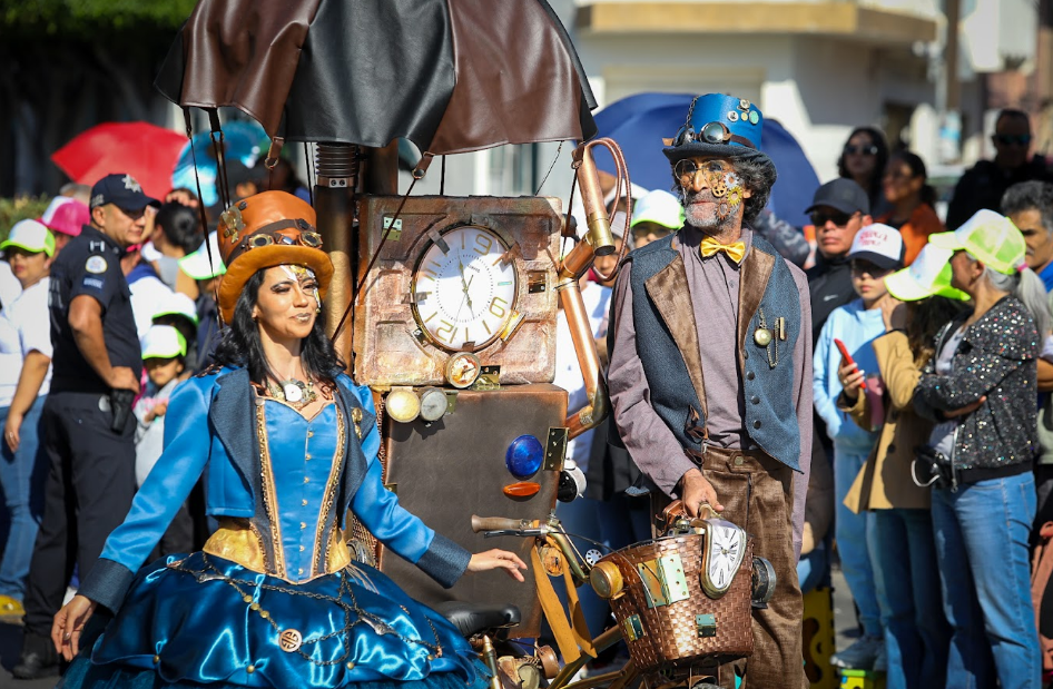 Asistentes observan el desfile 450 años de León en una jornada masiva por el aniversario de la ciudad