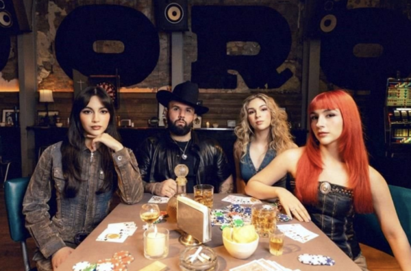 Las integrantes de The Warning con sus instrumentos junto a Carín León, destacando el impacto de la música mexicana global.