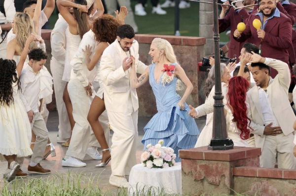 invitados especiales acompañando a bad bunny en el halftime show