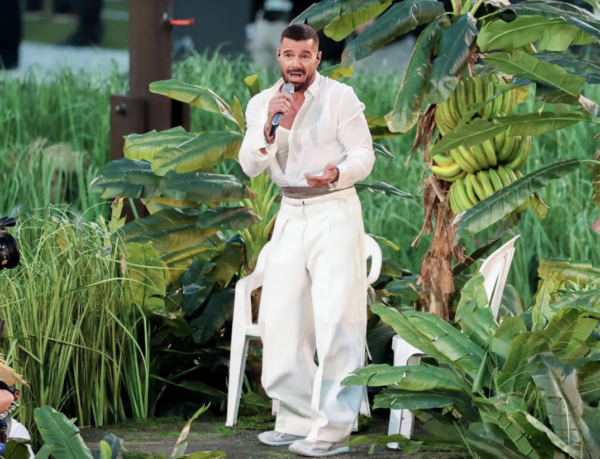 Público atento al mensaje de Lo Que Le Pasó A Hawái en el medio tiempo