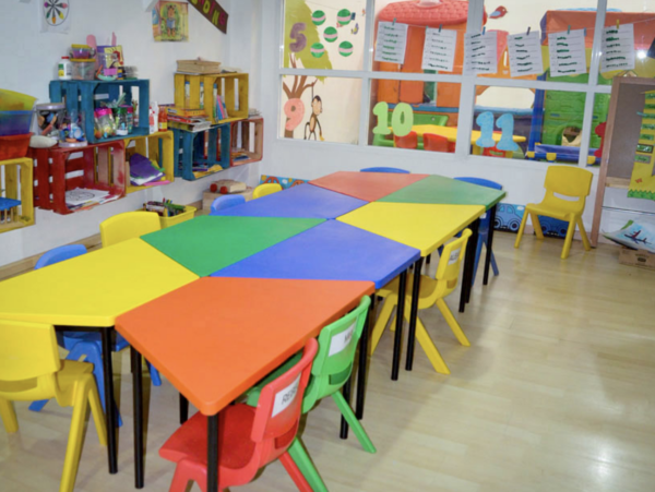 Niños en kínder durante clase en León