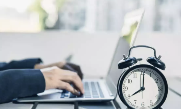 Trabajadores en pequeña empresa durante jornada laboral
