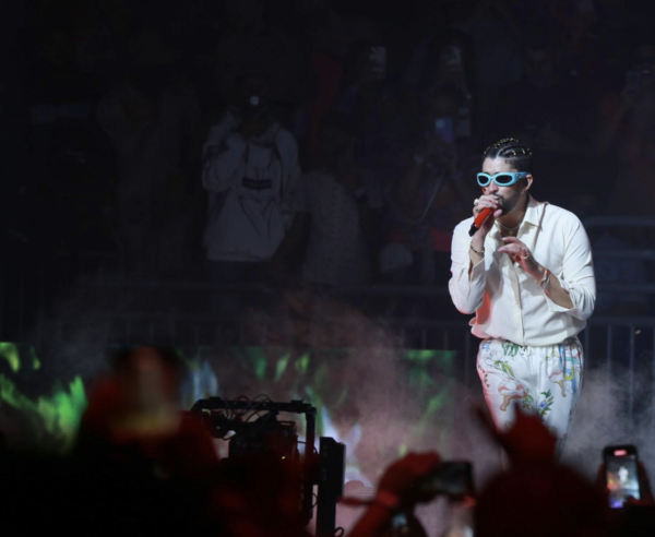 Bad Bunny en concierto internacional cantando en español.
