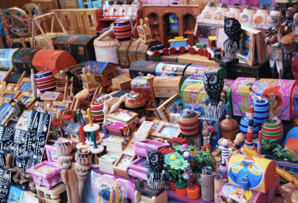 Nuevos locales modulares y pasillos incluyentes en el Mercado de Artesanías zona Ex Estación.