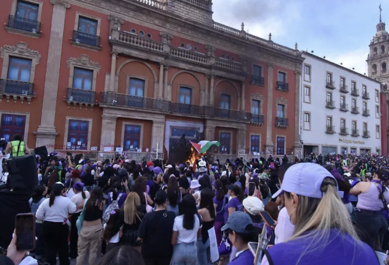 Miles de mujeres se unen en la Marcha 8M León 2026 por la igualdad