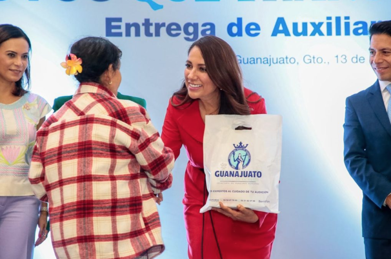 Escuchar mejor, vivir mejor: entregan aparatos auditivos en Guanajuato