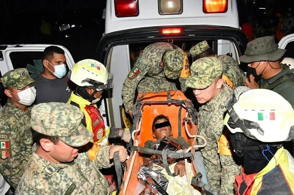 Ejército Mexicano rescata con vida a un niño atrapado bajo los escombros en Venezuela