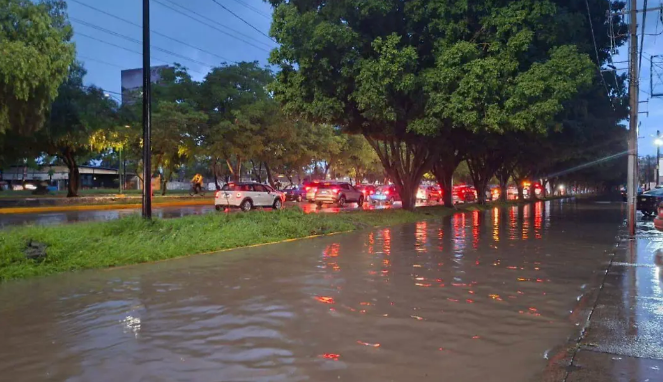 Intensa tormenta e inundaciones en León provocan caos vehicular y afectaciones viales