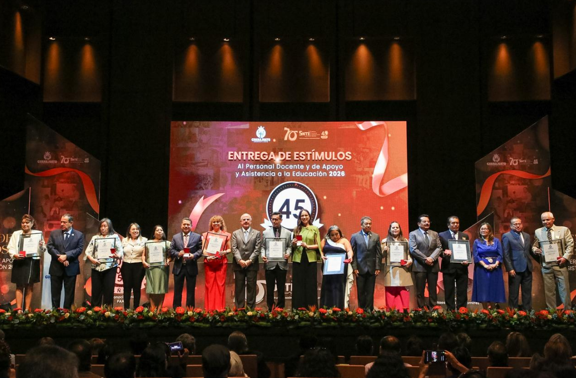 Reconocen trayectoria de 30 a 50 años de personal docente y de apoyo a la educación en Guanajuato