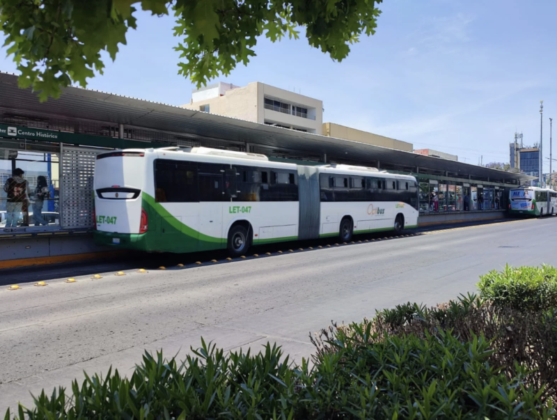 Usuarios y estudiantes señalan prolongados tiempos de traslado en el transporte público de León